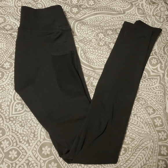 2/$20 💕 High-rise leggings w/ pockets + cutouts - Picture 2 of 5